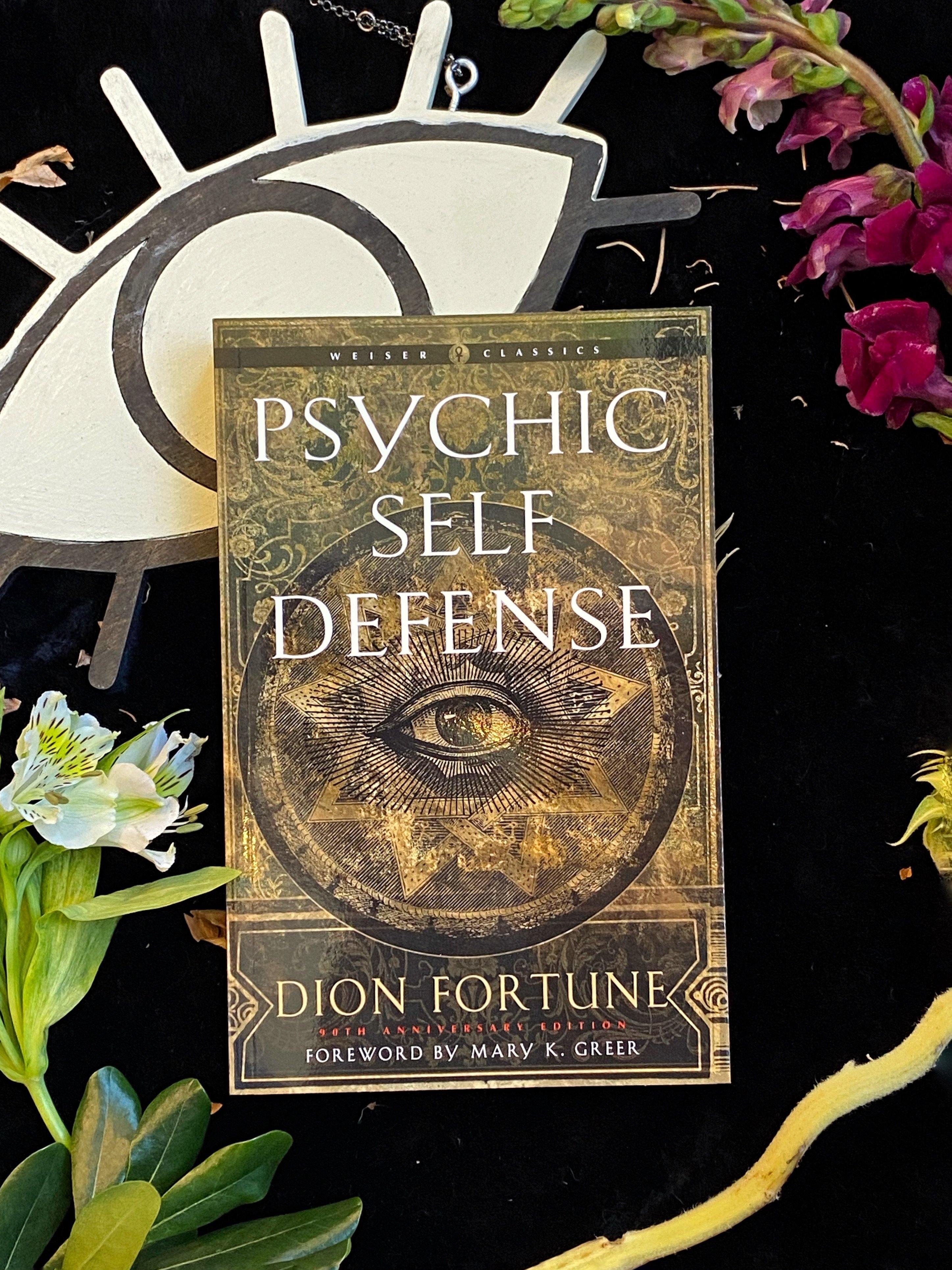 Psychic Self Defense (Weiser Classics) : The Definitive Manual for Protecting Yourself Against Paranormal Attack - qmeb