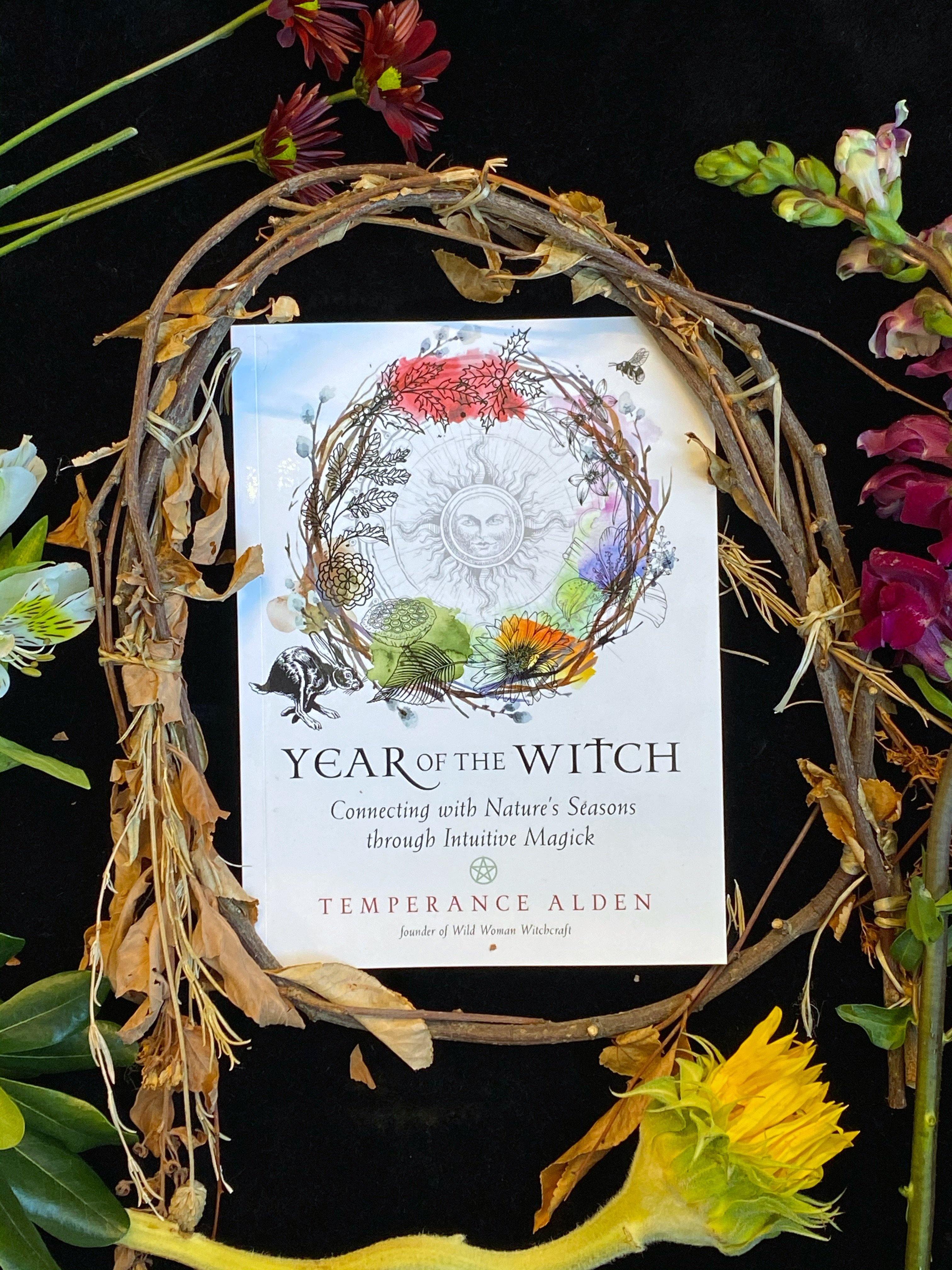 Year of the Witch : Connecting with Nature's Seasons through Intuitive Magick - qmeb