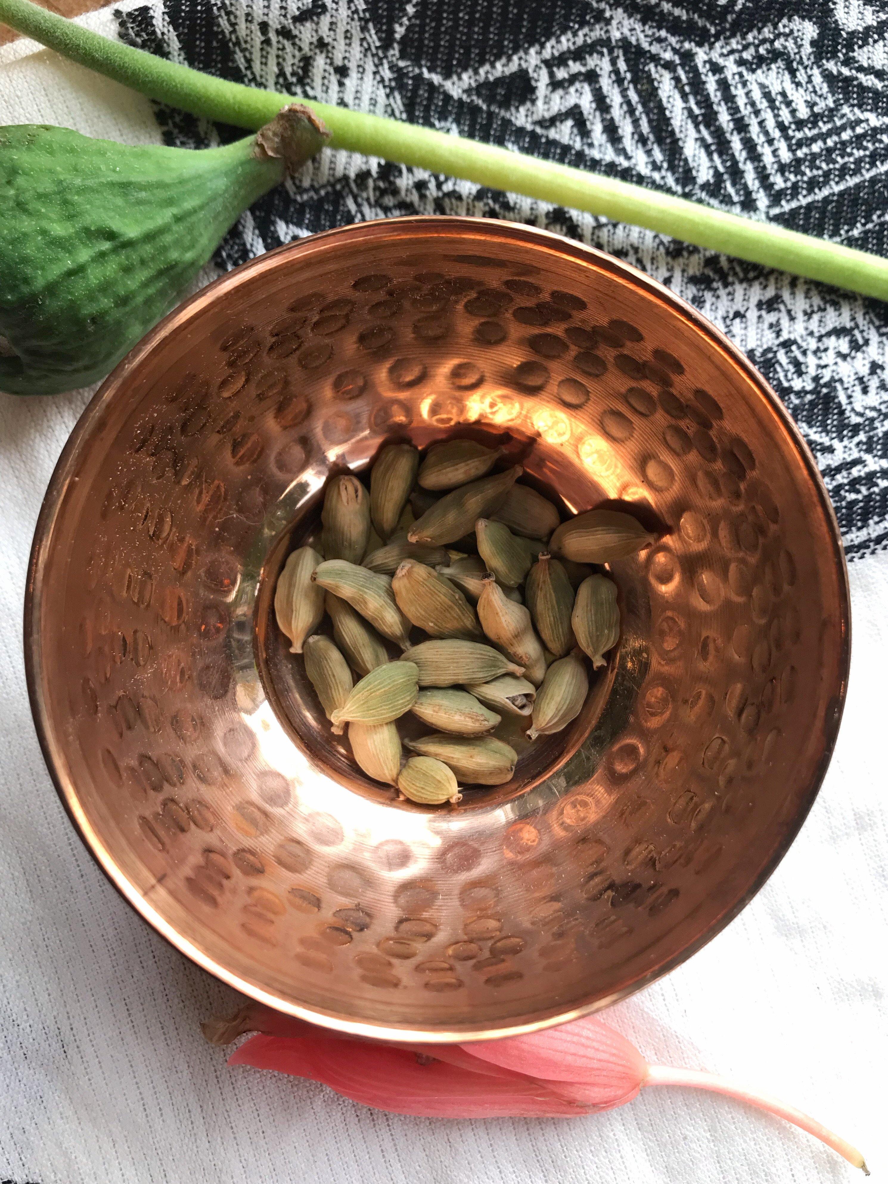 Cardamom Pods (Elettaria cardamomum) - Witching Herbs - Keven Craft Rituals