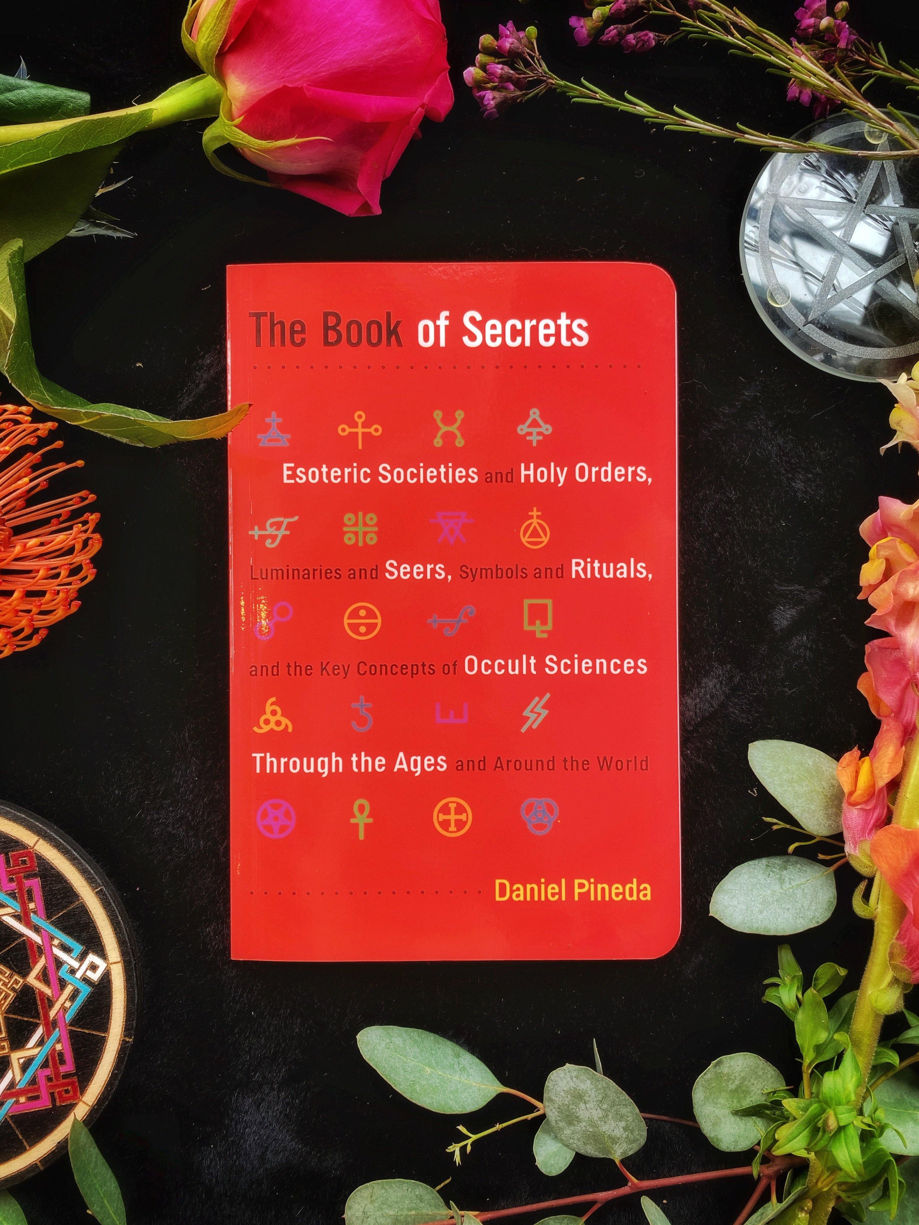 The Book of Secrets : Esoteric Societies and Holy Orders, Luminaries and Seers, Symbols and Rituals, and the Key Concepts of Occult Sciences Through the Ages and Around the World - qmeb
